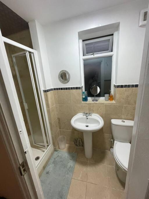 3 Double Bedroomed Flat, Acton. London, Uk מראה חיצוני תמונה
