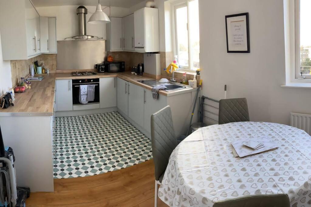 3 Double Bedroomed Flat, Acton. London, Uk מראה חיצוני תמונה